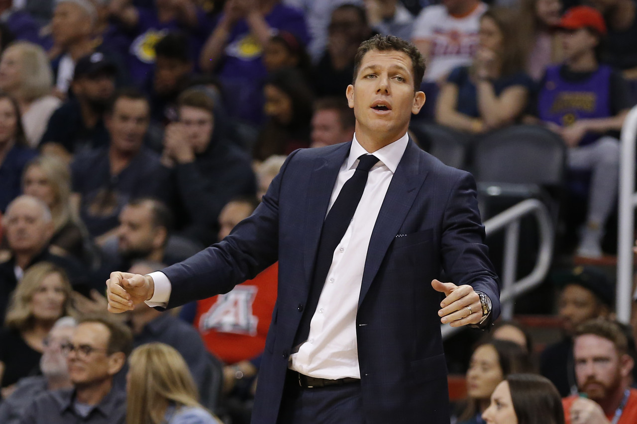 LOL-包含阿扎伦卡遭遇十二连败，湖人教练面临压力！的词条